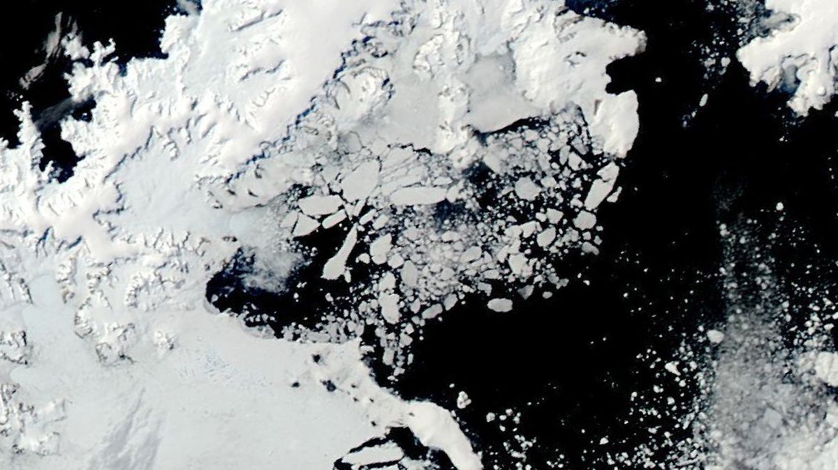 Množství mořského ledu kolem Antarktidy již třetí rok kleslo na alarmující minimum